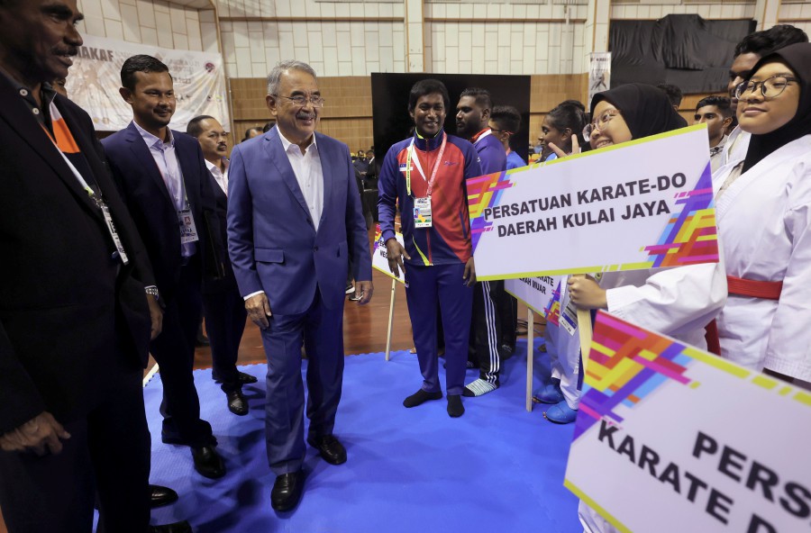  Yang Dipertua Negeri of Melaka and Makaf Honorary President, Tun Mohd Ali Rustam mingles with participants after the opening ceremony of the National MAKAF Cadet, Junior and Under-21 Karate Championships 2023. - BERNAMA PIC