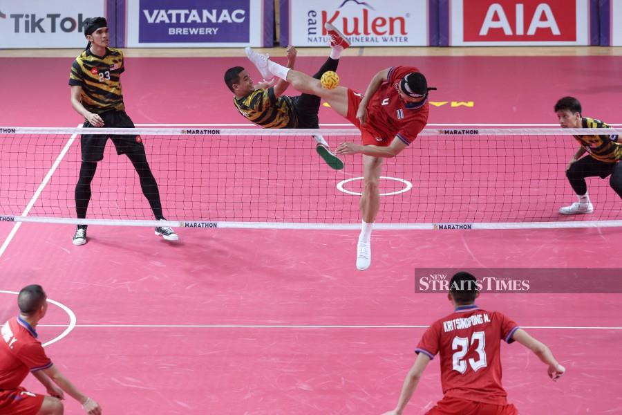 National sepak takraw regu in action against Thailand during the men’s team event at NSTC Basketball hall in Phnom Penh. - BERNAMA PIC