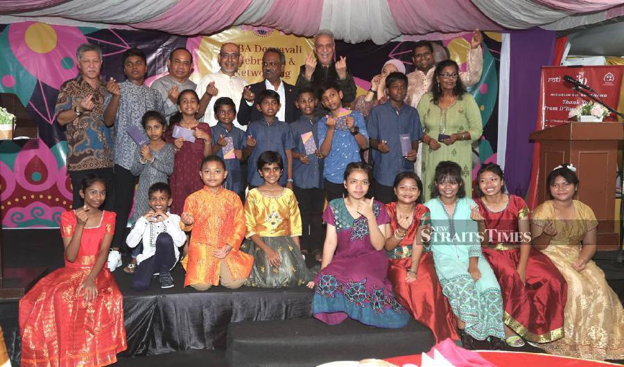 Human Resources Minister V. Sivakumar poses with children from the Hichiikok Foundation and Lindunga Ikhlas Kuala Lumpur Welfare Association; during the Federation of Malaysian Business Associations (FMBA) Deepavali celebration and networking programme in Kuala Lumpur. - NSTP/AMIRUDIN SAHIB.