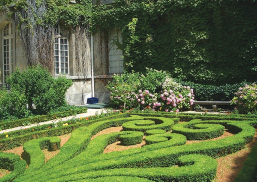 A manicured garden that leads to the entrance will attract prosperity and good energies.