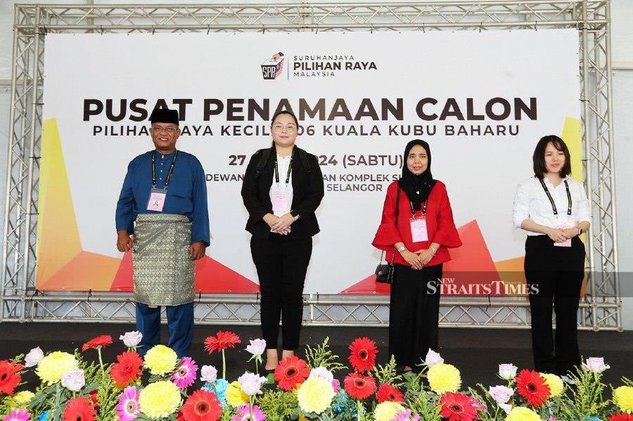 (From left) Khairul Azhari Saut, Nyau Ke Xin, Hafizah Zainudin and Pang Sock Tao pose for a picture after the nomination process at Hulu Selangor Sports Complex and Multipurpose Hall. - NSTP/SAIFULLIZAN TAMADI
