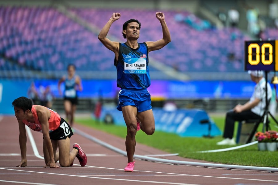 Nurdin Ibrahim celebrates after winning the bronze medal in the men's 1500m T20 (intellectual impairment) event in Hangzhou. - BERNAMA PIC