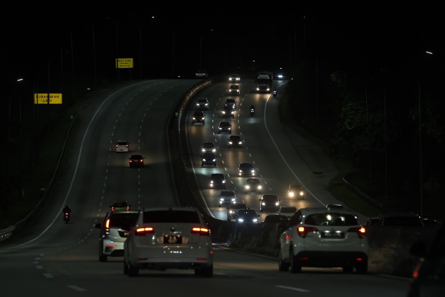 Traffic flow at 8:45pm today near the Gombak toll plaza ahead of the Chinese New Year holidays. - BERNAMA PIC