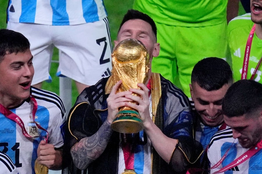 Lionel Messi made to wear traditional Arab robe for World Cup trophy lift