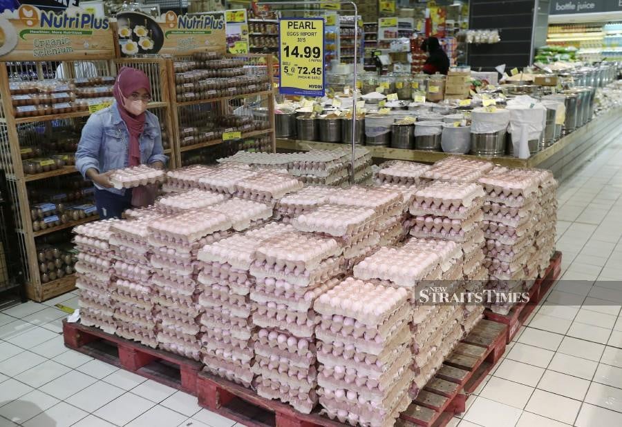 A customer is seen buying eggs from Mydin hypermarket in Subang Jaya. -NSTP/SAIFULLIZAN TAMADI
