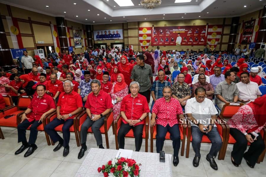 Umno president Datuk Seri Dr Ahmad Zahid Hamidi (centre) with party leaders and members during the gathering at Bangunan Tunku, Alor Star. - NSTP/LUQMAN HAKIM ZUBIR.