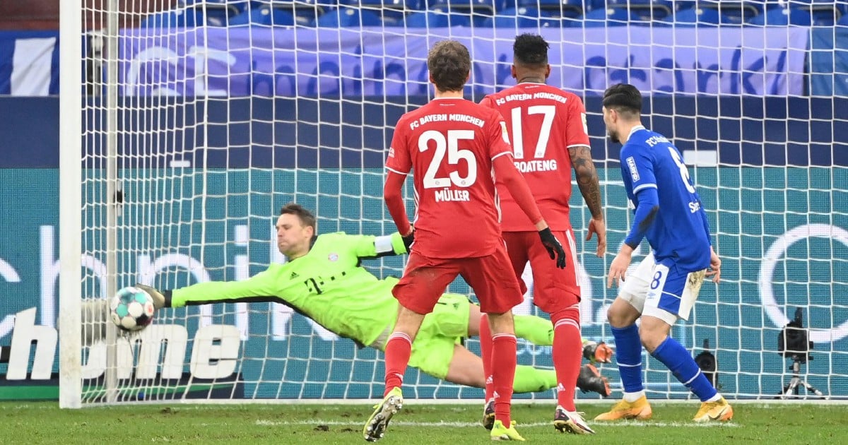 GELSENKIRCHEN, GERMANY - NOVEMBER 05: Goalkeeper Oliver Kahn of Munich  celebrates the fourth goal during t…