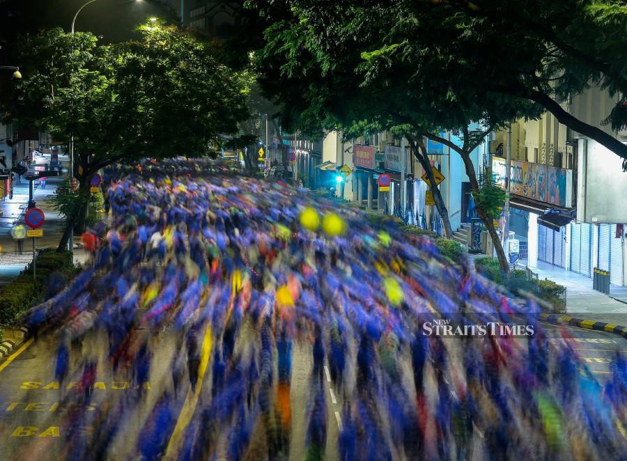 A general view of runners taking part in the Kuala Lumpur Standard Chartered Marathon (KLSM) 2022. -NSTP/OSMAN ADNAN 