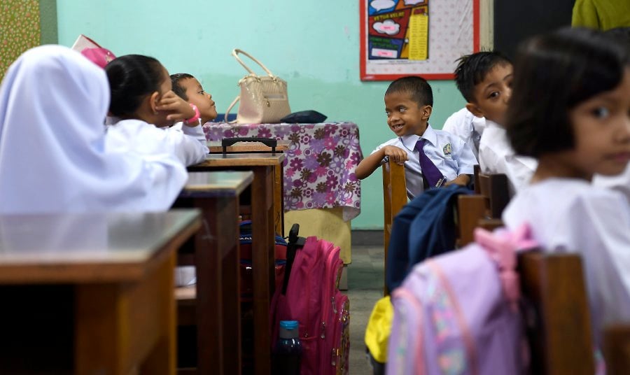 A file pix showing Year 1 pupils in a classroom at a school in Putrajaya. Malaysia’s Education Ministry has approved applications by another 126 schools nationwide to implement the Dual Language Programme (DLP). Bernama File Pix
