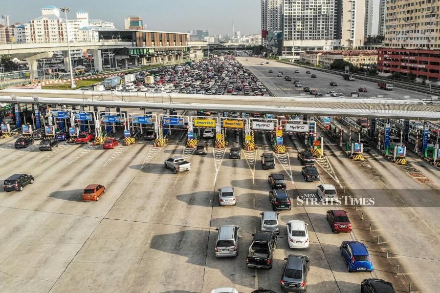 An aerial view of the traffic at the Sungai Besi Toll Plaza on January 19. -NSTP/AIZUDDIN SAAD