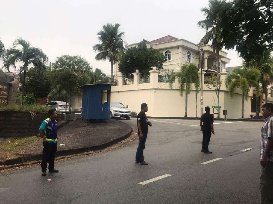 Three men who were spotted trying to break into a house at Taman Remia, Machang Buboy here yesterday fled from the scene in a BMW, with patrol officers in hot pursuit. (Pic courtesy from PDRM)