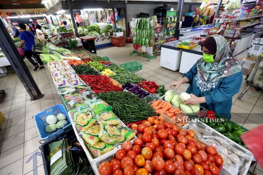 Traders arranging their goods at Tampoi wet market in Johor on December 2. - NSTP/NUR AISYAH MAZALAN