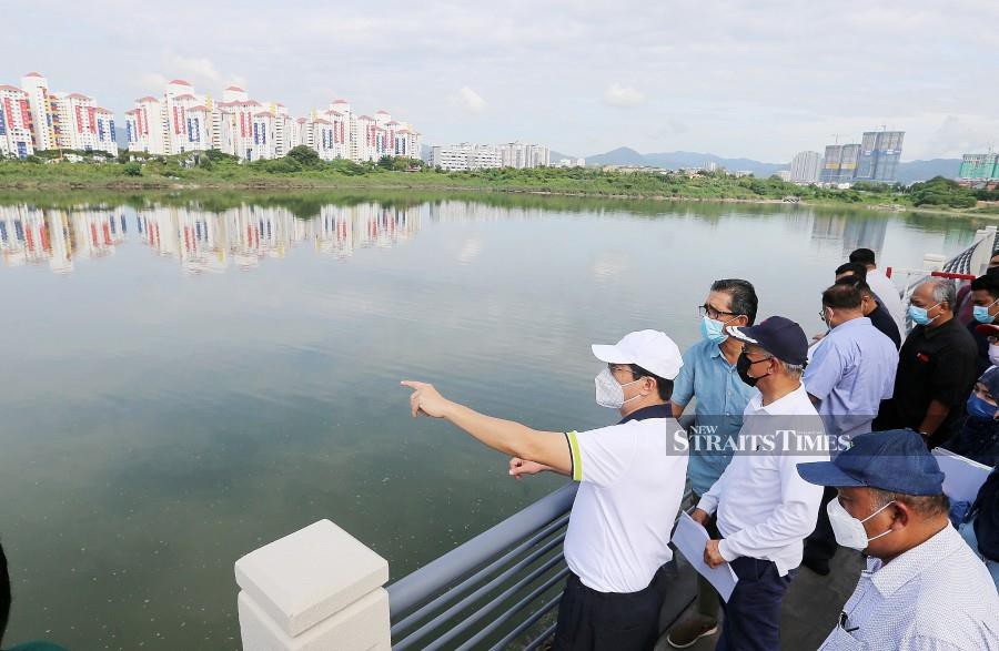 Malaysian Anti-Corruption Commission (MACC) chief commissioner Tan Sri Azam Baki (white cap) with Kuala Lumpur mayor Datuk Seri Mahadi Che Ngah (black cap) and Department of Irrigation and Drainage director-general Datuk Ir Dr Md Nasir Md Noh (blue cap), visiting the flood retention pond in Taman Wahyu, Kepong. -NSTP/SAIFULLIZAN TAMADI