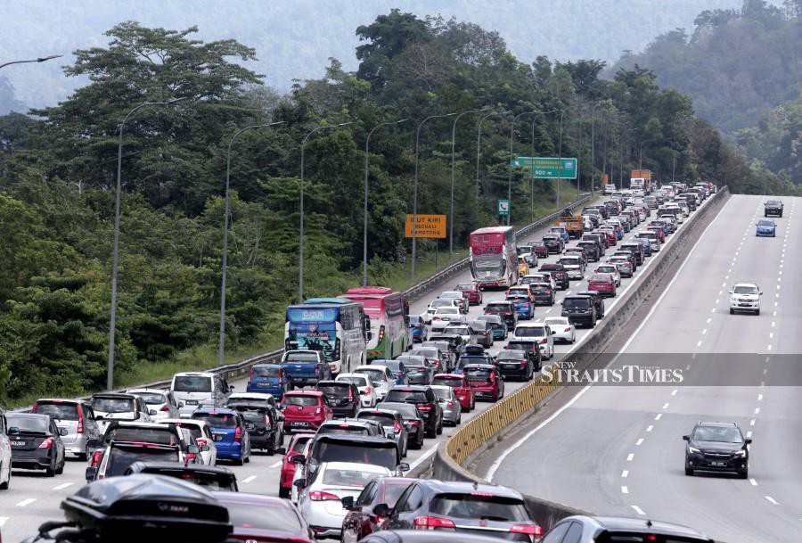 Motorists were stranded for for more than 20km before the Gombak toll plaza. - NSTP/HAZREEN MOHAMAD