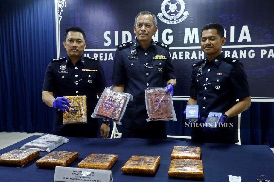 Kubang Pasu district police chief Superintendent Rodzi Abu Hassan (centre) shows the drugs seized from the couple, during a press conference at the Kubang Pasu district police headquarters. -NSTP/AHMAD MUKHSEIN MUKHTAR.