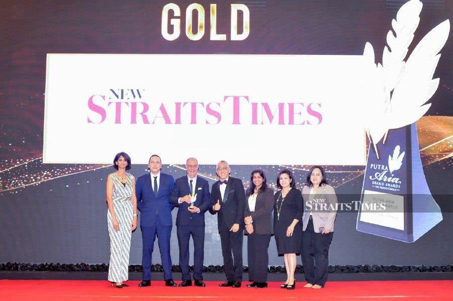  NSTP group managing editor Datuk Ahmad Zaini Kamaruzzaman (centre), NST executive editor (content and digital) Sharanjit Singh (3rd left) with the NST team accepting the award during the Putra Aria Brand Awards ceremony in Petaling Jaya. - NSTP/AIZUDDIN SAAD