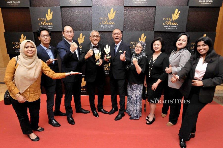 NSTP group managing editor Datuk Ahmad Zaini Kamaruzzaman (4th left),  NST executive editor (content and digital) Sharanjit Singh (5th left),  NST associate editor (digital and print) Ahmad Najmuddin Najib (3rd left), NST chief news editor Hizreen Azleena Kamal (4th right), NST news editor Hazween Hassan (5th right) and NST digital editor Tharanya Arumugam (right) with pose for a group photo after the Putra Aria Brand Awards ceremony in Petaling Jaya. - NSTP/AIZUDDIN SAAD