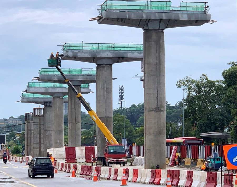 KUALA LUMPUR: Some lane closures and traffic diversions will occur along the Federal Highway this month due to the construction of the Light Rail Transit 3 (LRT3) project. (File Pic)
