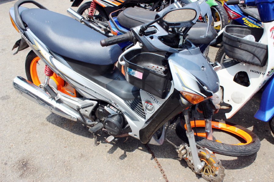 A Filipino was killed when a four-wheel-drive (4WD) vehicle crashed into the motorcycle he was riding at Mile 21 of Jalan Labuk here, this morning. NSTP file pic