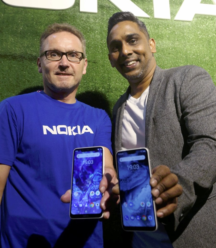 Ambassador of Finland to Malaysia, H.E. Petri Puhakka (left) holding the Nokia 5.1 Plus with Vijay, holding the Nokia 6.1 Plus. Pix by Rosdan Wahid
