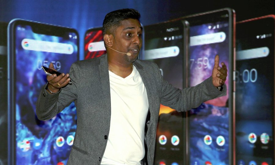 Vijay explaining features of the Nokia 5.1 Plus and Nokia 6.1 Plus. Pix by Rosdan Wahid