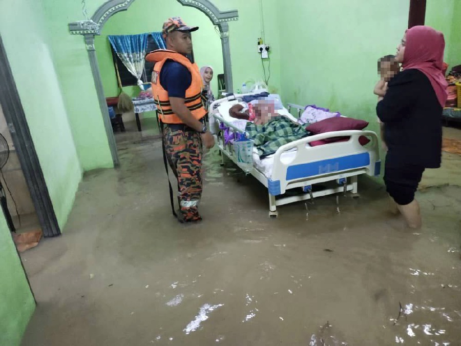 Firemen Rescue 20 Villagers Stranded By Floods In Kg Iboi New Straits