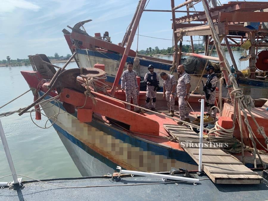 Twenty-one Vietnamese fishermen on two fishing vessels were detained for encroaching on the country’s waters here on Sunday. - NSTP/Sharifah Mahsinah Abdullah