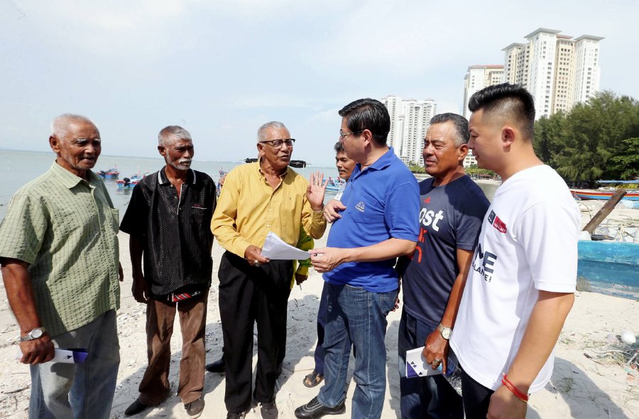 The demands were read by Syahifah, Pangkalan Tanjung Tokong Fishermen chairman Mohd Ishak Abdul Rahman and Tanjung Bungah Fishermen chief Ismail Din before the Barisan Nasional (BN) candidates, including Teng Chang Yeow and Jason Loo Jiew Sheng.