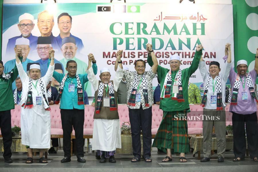  Pas deputy resident Datuk Seri Tuan Ibrahim (3rd-left) with Perikatan Nasional (PN) leaders after announcing Terengganu Menteri Besar Datuk Seri Dr Ahmad Samsuri Mokhtar (4th-left) as the party candidate for the upcoming Kemaman by-election, at Kemaman Arena Square hall. -NSTP/GHAZALI KORI