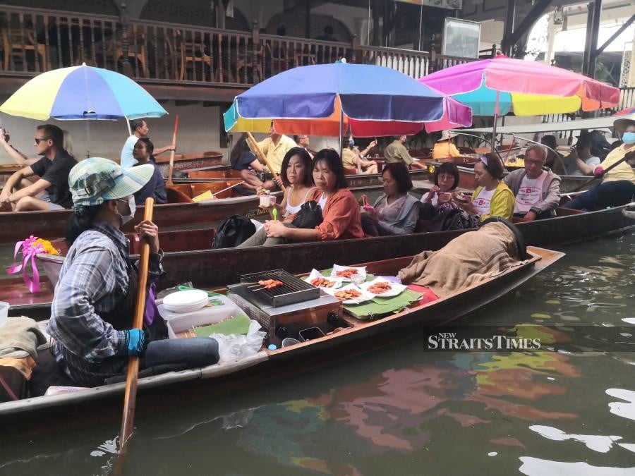 Floating markets are great places to interact with the locals. Pictures by Alan Teh Leam Seng