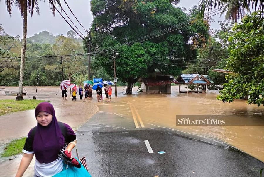 Floods today forced 138 people from 40 families to evacuate their homes in Kemaman and Dungun following continuous heavy rain over the past 48 hours. - NSTP/Courtesy of APM TERENGGANU