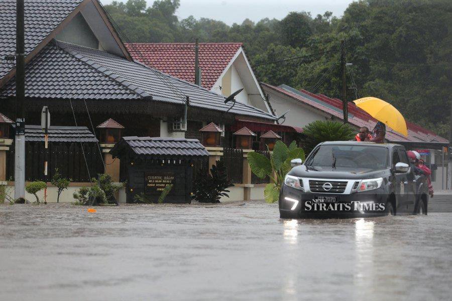 The flood situation in Johor is worsening as the number of evacuees has jumped to 1,093 people as of 4pm from 422 at 2pm today. - NSTP/NUR AISYAH MAZALAN
