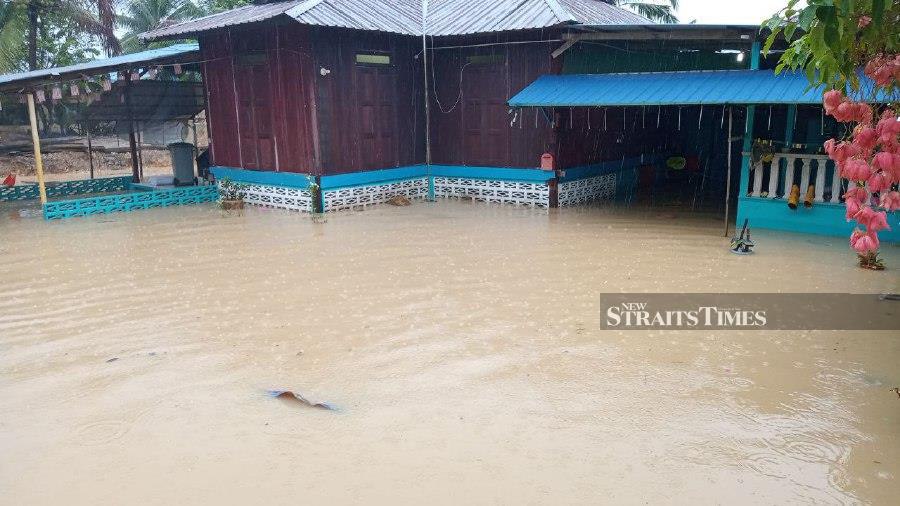 The flood situation in Johor is worsening as the number of evacuees has jumped to 1,703 people as of 8pm from 1,093 at 2pm today. - NSTP/AHMAD ISMAIL