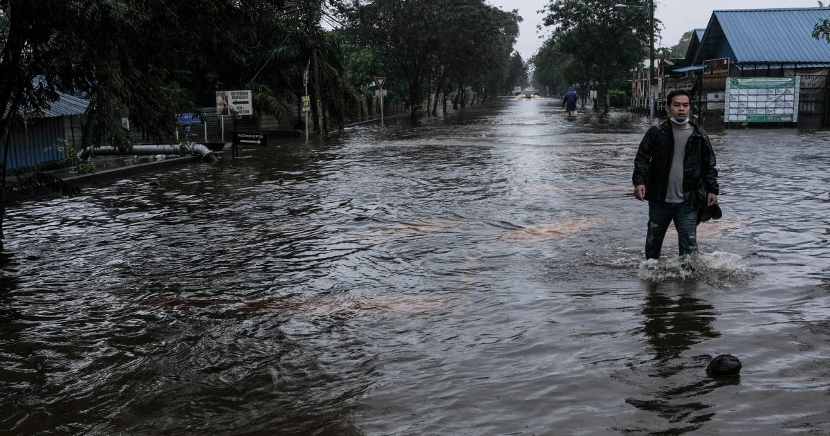 [UPDATED] Almost 3,000 Klang, Shah Alam flood victims evacuated  New