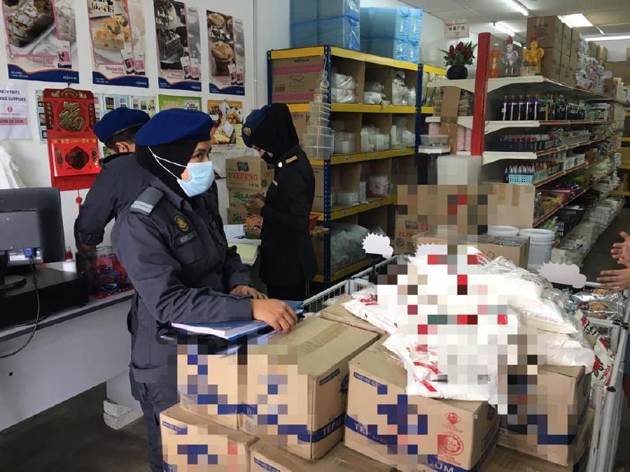 The State Domestic Trade and Consumer Affairs Ministry (KPDNHEP) seized 800kg of flour. -Pic courtesy of KPDNHEP