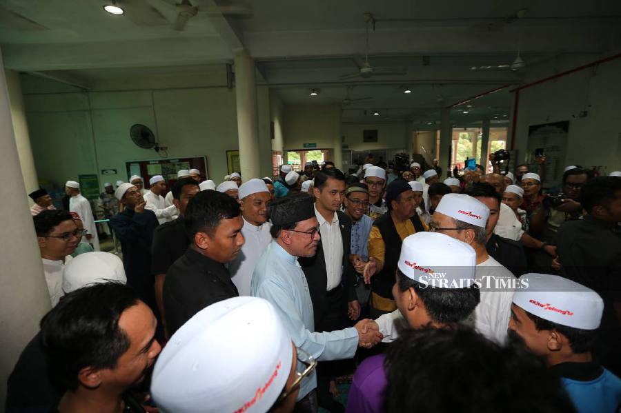 Prime Minister Datuk Seri Anwar Ibrahim arrives Al-Khairiyah Mosque, Taman Sri Gombak to perform Friday prayers. - NSTP/ASWADI ALIAS.