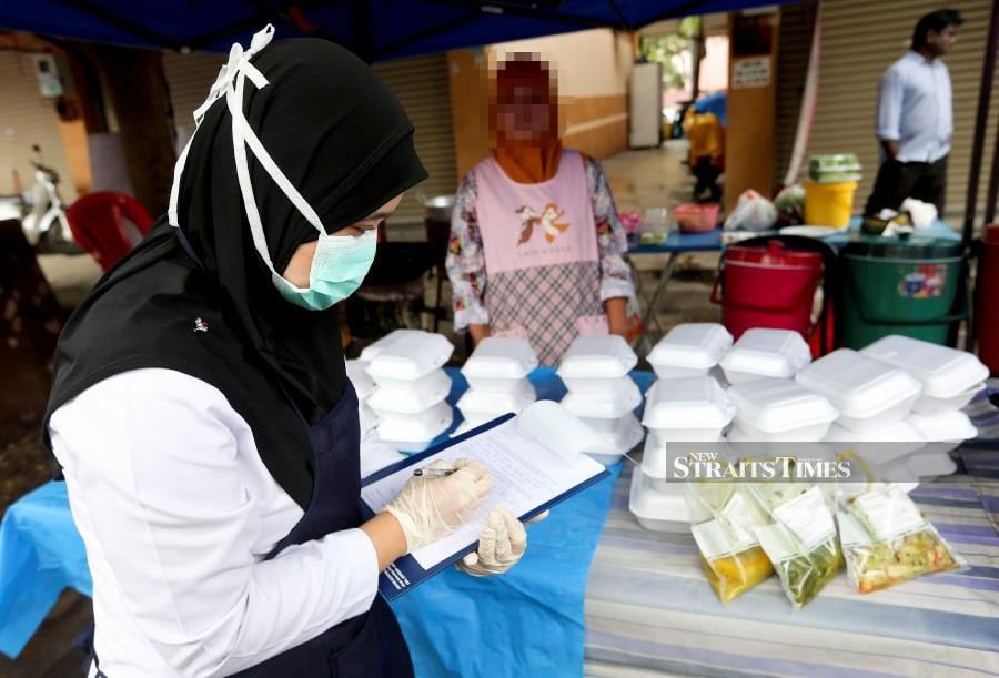 The Pahang health authorities issued 52 compound notices against food traders at Ramadan bazaars across the state during the first two days of the fasting month. File Pic