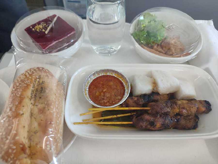 The food served on Malaysia Airlines following the introduction of its hot meal. - Pic credit Facebook lokesiewfook