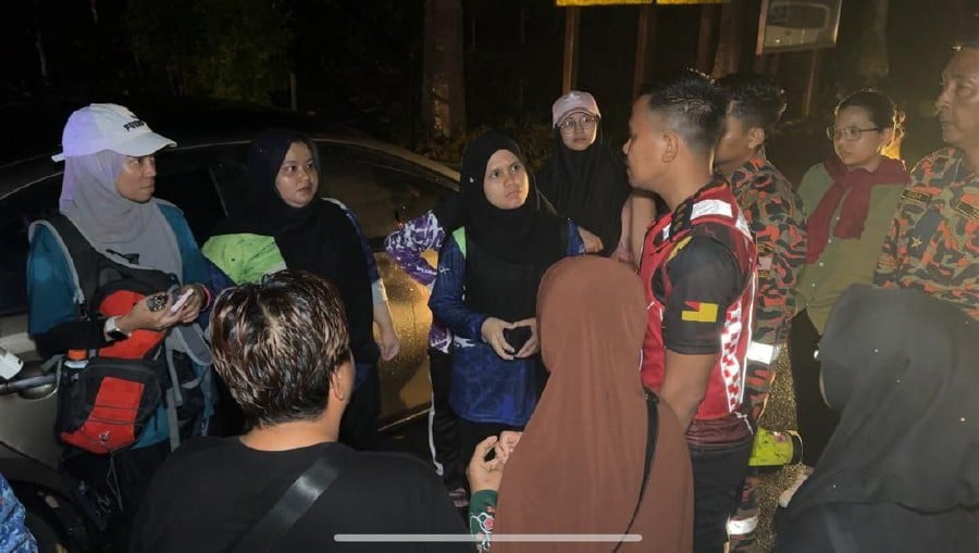  The six climbers who got lost while hiking Gunung Angsi, Kuala Pilah yesterday were found at 2.34am today by a rescue team from the Negri Sembilan Fire and Rescue Department.- Courtesy pic Bomba
