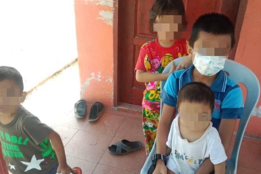 The children were left abandoned in front of the guardhouse at the Perak Tengah District Council (MDPT) administrative complex yesterday.