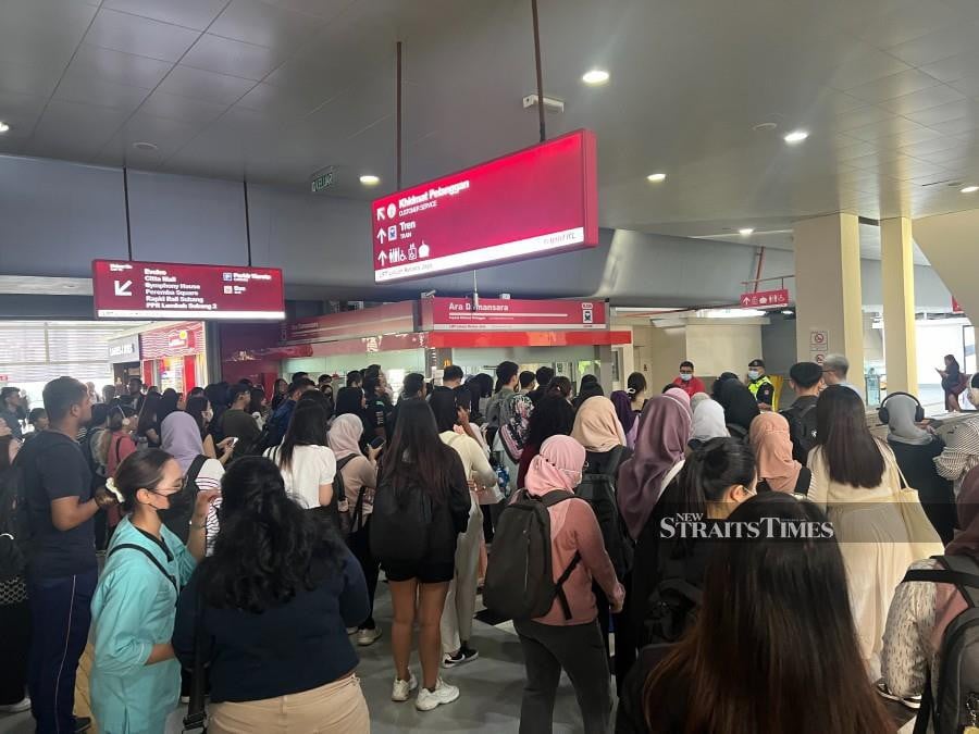 Commuters forced to form a long line following the disruption of service. -NSTP/AZIAH AZMEE