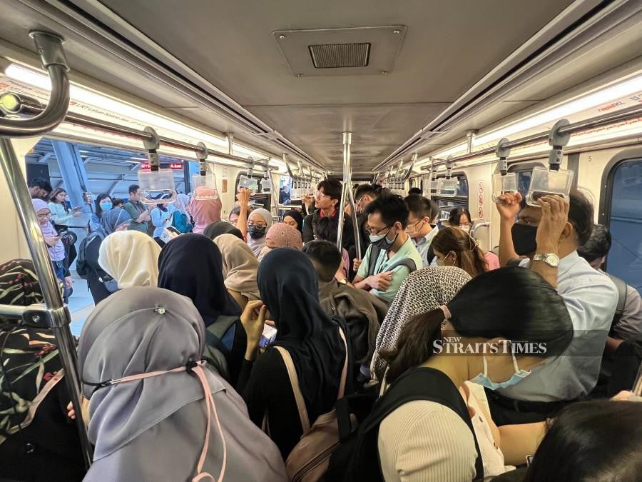 A packed LRT train seen near the Ara Damansara stadtion. -NSTP/AZIAH AZMEE