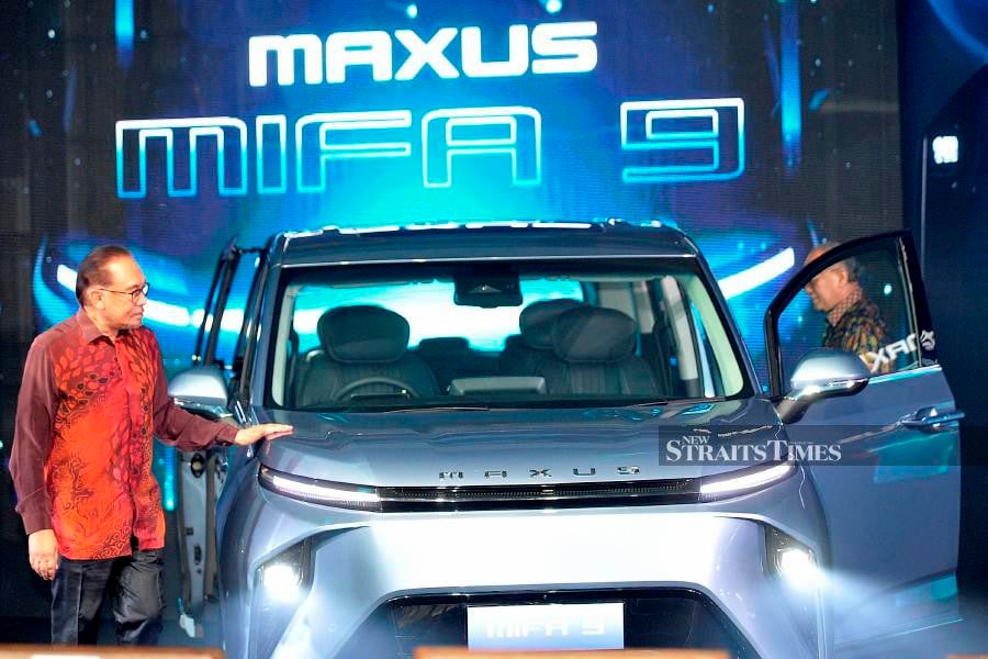 Prime Minister Datuk Seri Anwar Ibrahim with Weststar Group founder and managing director Tan Sri Dr Syed Azman Syed Ibrahim inspecting the new Maxus MIFA 9 MPV electric vehicle, during its launch in Kuala Lumpur. -NSTP/AIZUDDIN SAAD