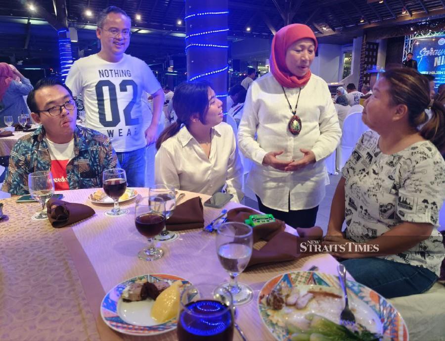  Datuk Seri Nancy Shukri mingles with members of the media during the Joint Media Night event in Kuching. - NSTP/MOHD ROJI KAWI