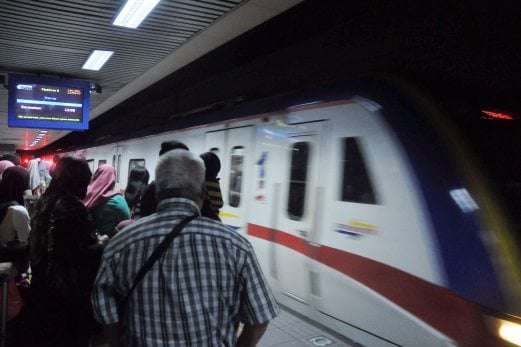 Local And Foreign Students To Get 50 Per Cent Off Komuter Fares Next Year