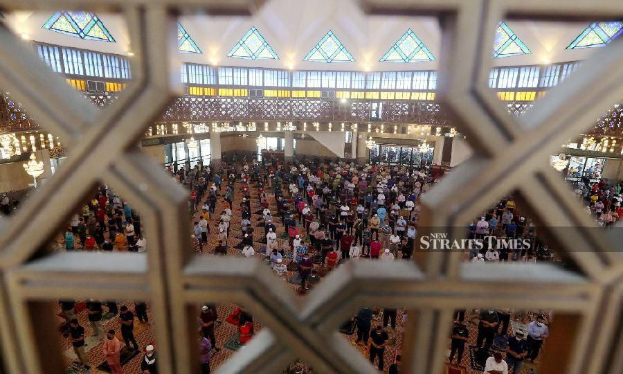 Federal Territories Islamic Religious Department (JAWI) director Datuk Mohd Ajib Ismail said only 20 worshippers were allowed to perform the Friday prayers at mosques and surau with a capacity of 1,000 people and below. -NSTP/File pic