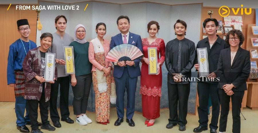 The cast and crew of ‘From Saga With Love’ with Saga Prefectural Governor Yoshinori Yamaguchi in Japan (Pic courtesy of VIU)