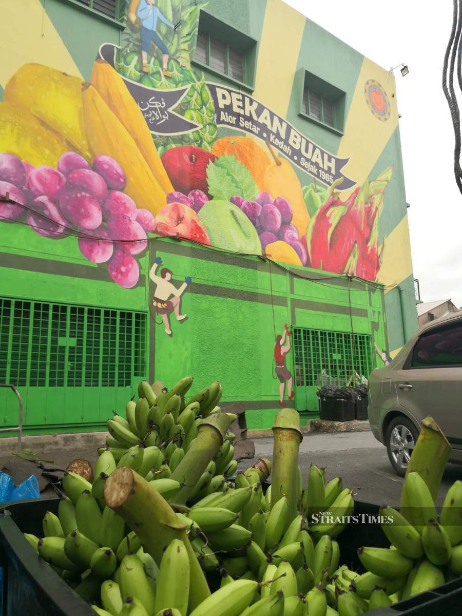 Pekan Buah murals are the largest in Alor Star.