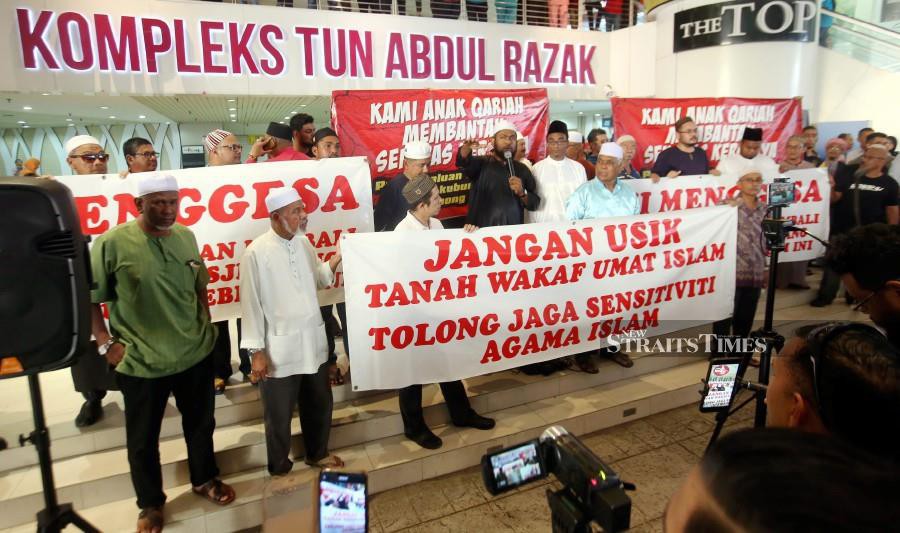 Masjid Jamek Sungai Nibong Besar committee members and representatives of non-governmental organisations protesting against a proposed light rail transit line in George Town recently. -NSTP/File pic 