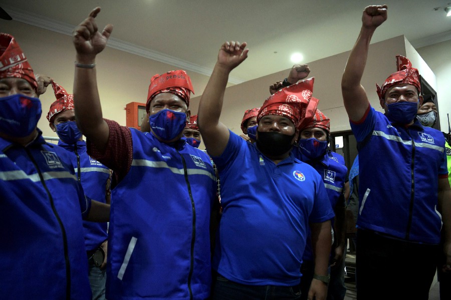 Supporters of Barisan Nasional cheer as the party’s command centre in Melaka. - BERNAMA PIC